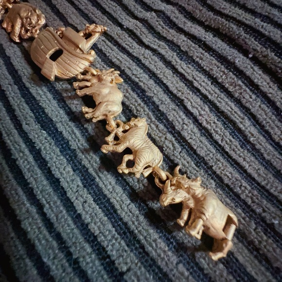4pcs for $20 in my store‼️ A. J. C. Vintage Gold Tone Noah’s Ark Bracelet 7" NIB - Picture 6 of 7